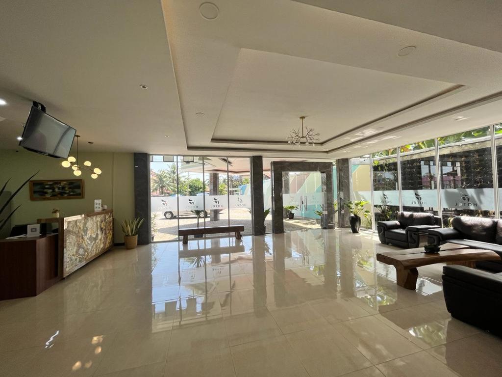 T Hotel Kualanamu Lubukpakam 外观 照片